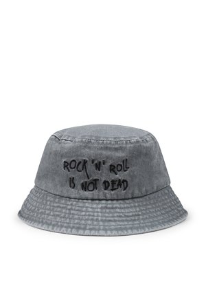 Chapeau seau en denim gris avec le texte cousu "ROCK 'N' ROLL N'EST PAS MORT," doté d'un large bord et d'un tissu texturé.