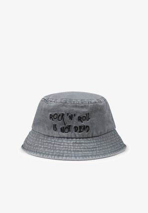 Cappello a secchiello in denim grigio con il testo cucito "ROCK 'N' ROLL NON È MORTO", con una visiera ampia e un tessuto testurizzato.