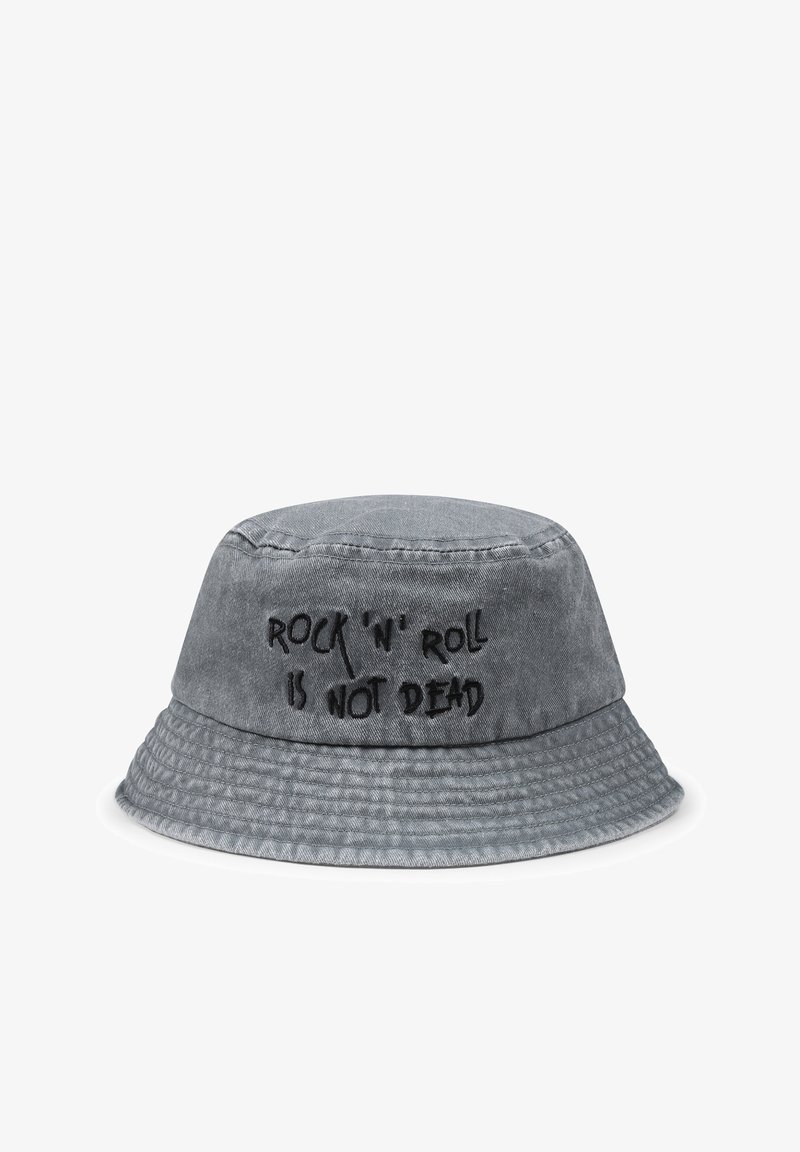 Chapeau seau en denim gris avec le texte cousu "ROCK 'N' ROLL N'EST PAS MORT," doté d'un large bord et d'un tissu texturé.