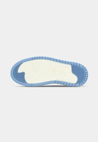 Μπλε λαστιχένια εξωτερική σόλα με λευκή μεσαία σόλα. Διαθέτει κυκλικά και ψαροκόκκαλα σχέδια. Με εντυπωσιακό λογότυπο κοντά στη φτέρνα. Γενικά λεία υφή.