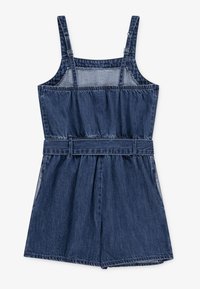 Denim romper med justerbare stropper, belted midje og plisserte detaljer. Stoffet er mørk blå med en lett falmet tekstur.