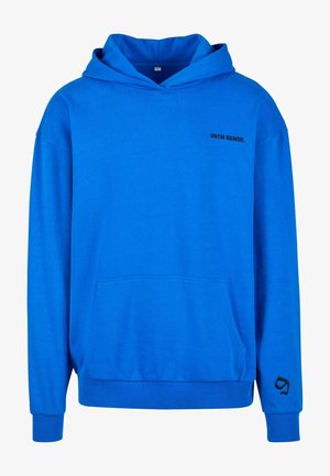 Blå hoodie lavet af blødt materiale, med en kengurulomme, ribbede manchetter og et logo broderet i sort på brystet og ærmet.