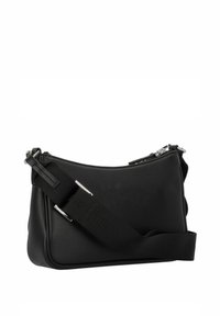 Borsa a tracolla in pelle nera con una texture liscia, chiusura con zip e tracolla in tessuto regolabile. Presenta hardware in argento e un design minimalista.