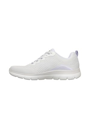 Zapatilla deportiva blanca con parte superior de malla, cierre con cordones, suela acolchada y una lengüeta de tela en el talón, mostrada en perfil lateral.