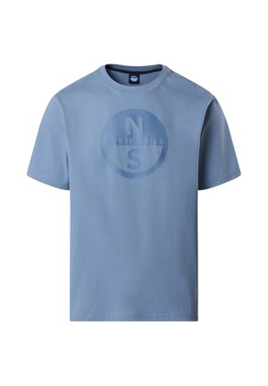 T-shirt a maniche corte azzurro chiaro con scollo rotondo e logo circolare "North Sails" in una tonalità leggermente più scura sul petto.