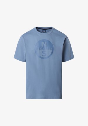 T-shirt bleu clair à manches courtes avec un col rond et un logo circulaire « North Sails » en nuance légèrement plus foncée sur la poitrine.