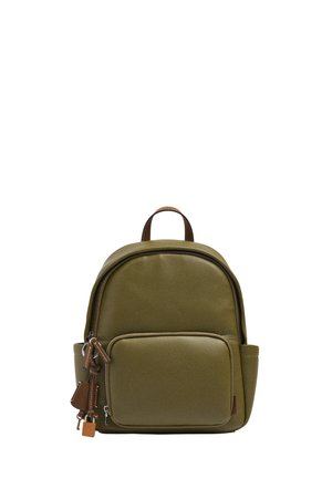 Plecak z oliwkowej zielonej skóry z przednią kieszenią na suwak oraz brązowymi skórzanymi uchwytami suwaków i górnym uchwytem.