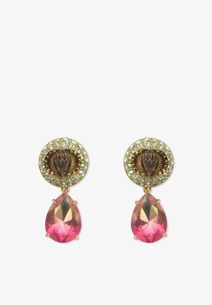 Boucles d'oreilles rondes en or avec de petits cristaux transparents et un centre orné, chacune présentant un grand pendentif en pierre précieuse rose taillée en forme de goutte.