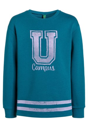 Turkis langærmet sweatshirt med et stort sølvfarvet bogstav U og ordet Campus nedenunder, plus to sølvfarvede striber nær kanten.