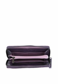 Portefeuille en cuir violet avec une fermeture éclair. Dispose de plusieurs emplacements pour cartes et d'un compartiment central zippé. L'intérieur présente une texture lisse.