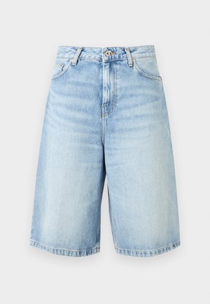 Lichtblauwe denim shorts tot op de knie met knoopsluiting aan de voorkant, ritssluiting, riemlussen en vijfzakkenontwerp op een effen achtergrond.