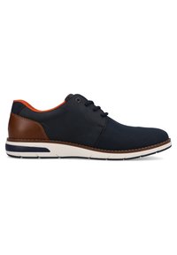 Marineblaue Schnürschuhe mit einem strukturierten Stoffvorderteil, braunem Lederabsatz und orangefarbenem Innenfutter, ausgestattet mit einer gepolsterten Sohle und weißen Streifenakzenten.