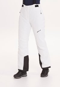 Witte skibroek met een ademend materiaal, voorzien van zwarte accenten bij de boorden en zakken. Inclusief verstelbare banden en een ritszak.