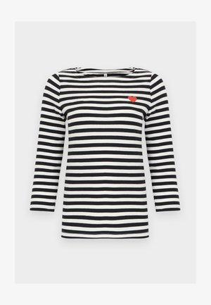 Langærmet sort og hvidt T-shirt med horisontale striber og lille rødt hjerte på øverste venstre bryst.