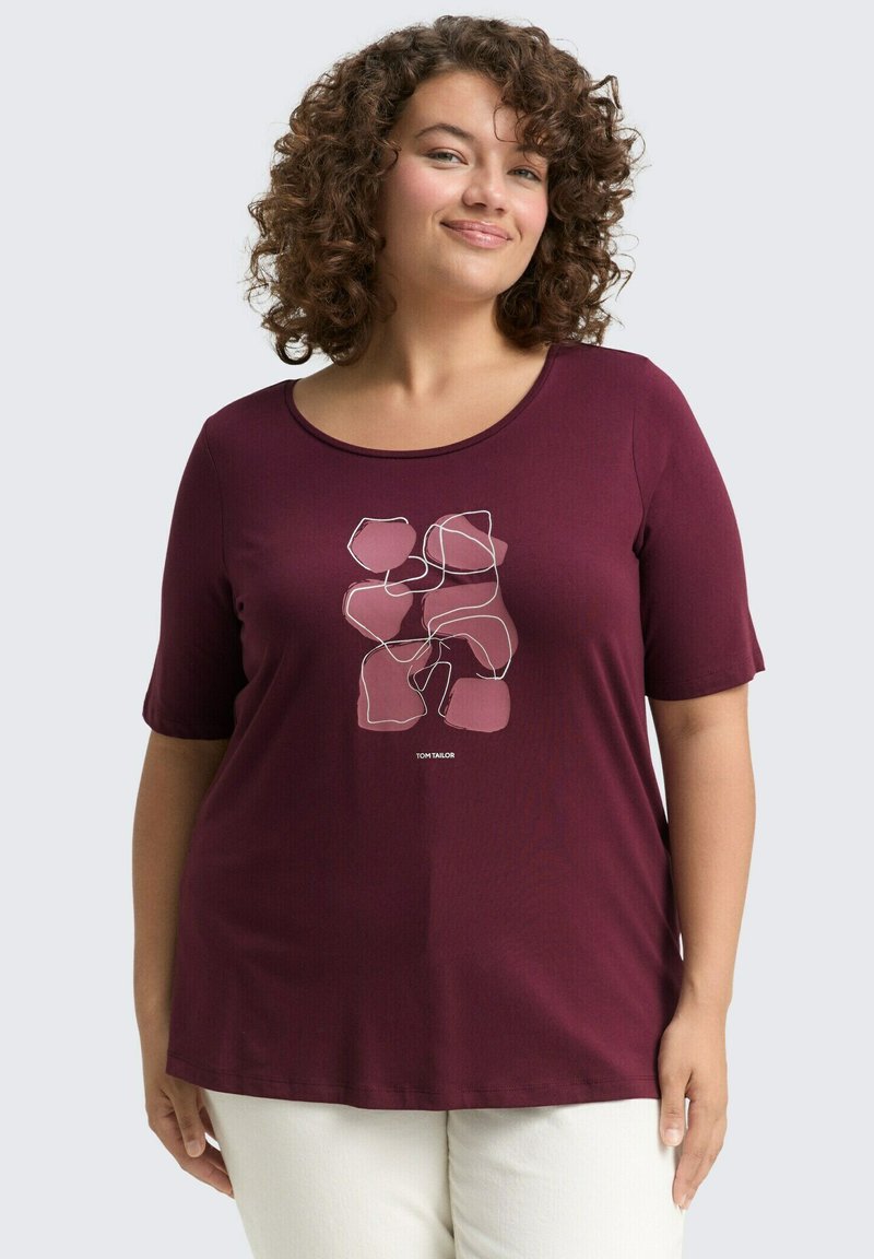 T-shirt bordeaux à manches courtes avec un col rond et un design d'art linéaire abstrait dans des nuances de rose sur le devant. Texture de tissu lisse.