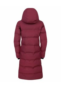 Bordeauxroter Puffer-Mantel mit Kapuze, der horizontale gesteppte Abschnitte, lange Ärmel und einen geraden Schnitt hat, der bis zur Mitte der Waden reicht.