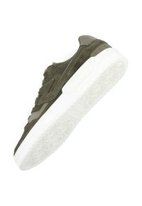 Baskets en daim vert avec une semelle en caoutchouc blanc. Dotées de coutures texturées, d'un bout arrondi et d'un détail de logo subtil sur le côté.