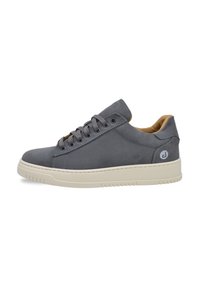Sneaker in pelle grigia con design a profilo basso, punta tonda, suola in gomma beige, sei asole e un accento con il marchio sul tallone.