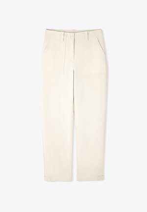 Beige Baumwollhosen mit geradem Bein, ausgestattet mit zwei Fronttaschen und verstellbaren Bündchen. Glatte Textur und klare Linien.