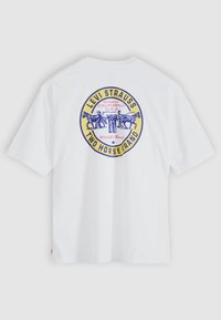 Άσπρο βαμβακερό t-shirt με κυκλικό γραφικό στην πλάτη, με μπλε και κίτρινο κείμενο και εικονογραφήσεις αλόγων και αναβατών.