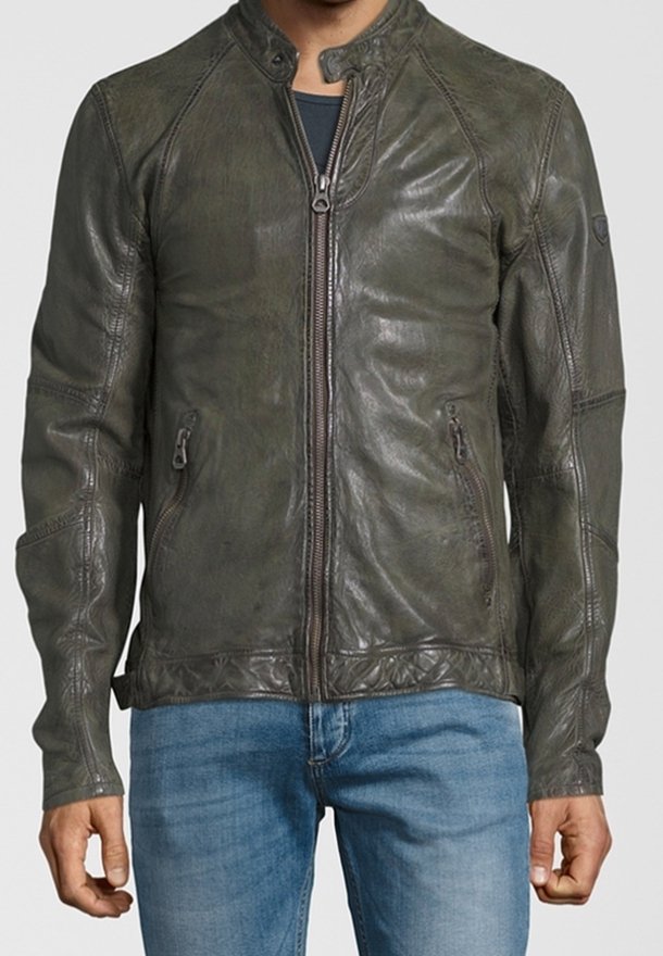 Olivově zelená kožená bunda s úzkým střihem, vyznačující se vysokým límcem, zipem vpředu a dvěma předními kapsami. Texturovaný povrch s akcentovým prošitím.