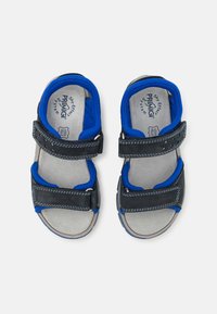 Schwarze und blaue Sandalen mit zwei verstellbaren Riemen, grauem Fußbett und genähten Akzenten; gepolstert für Komfort und Atmungsaktivität.
