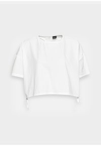 Camisa curta branca feita de tecido leve, com mangas curtas, um decote redondo e cordões ajustáveis na barra.