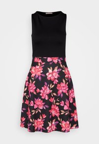 Robe noire sans manches avec un haut ajusté et une jupe évasée, ornée d'un motif floral dans des tons de rose et de violet sur fond noir.