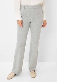 Lys grå stribede bukser med lige ben-design, der har en glat tekstur og en mellemhøj talje, parret med lysfarvede loafers.