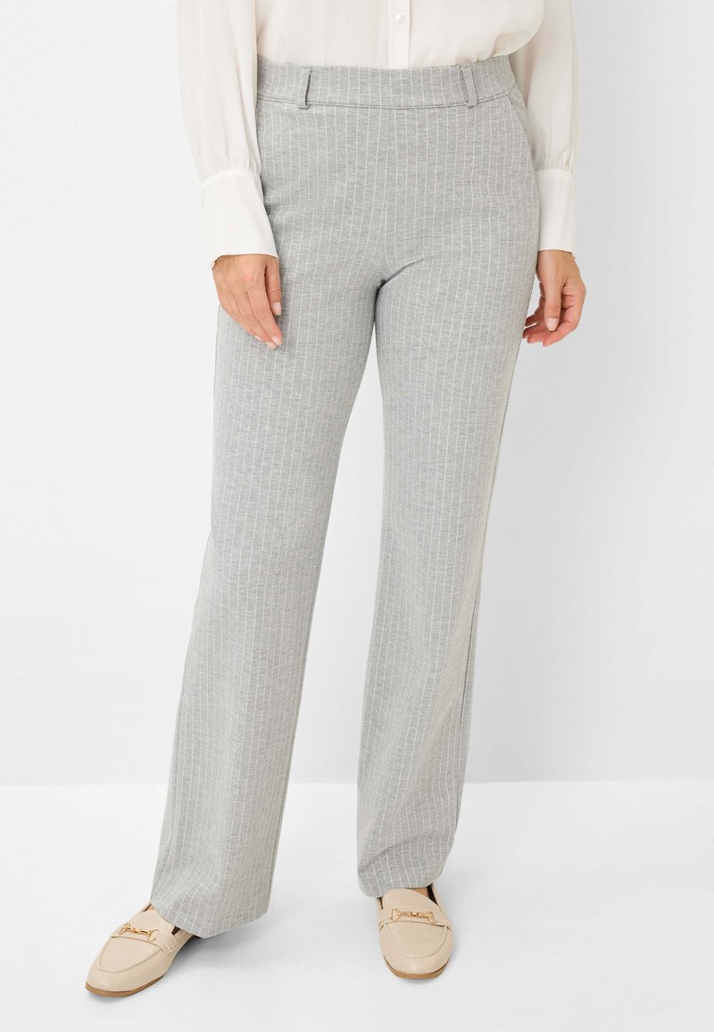 Lys grå stribede bukser med lige ben-design, der har en glat tekstur og en mellemhøj talje, parret med lysfarvede loafers.