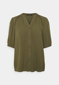 Blusa corta a maniche corte verde oliva, tessuto leggero, abbottonatura frontale, scollatura a V, dettagli arricciati sulle spalle e orlo texturizzato.