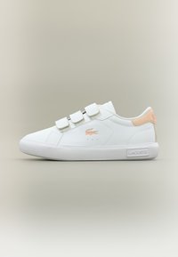 Λευκό αθλητικό παπούτσι χαμηλού τύπου με τρεις ιμάντες βέλκρο, ανοιχτό ροδακινί λεπτομέρειες και λογότυπο Lacoste στο πλάι και στη φτέρνα.