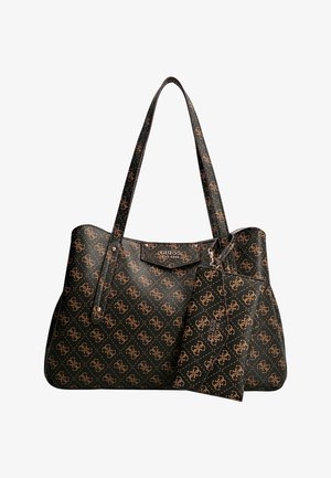 Grote zwarte schoudertas met een patroon van gouden monogrammen, voorzien van dubbele schouderbanden en een bijpassende bagagetag. Getextureerd, synthetisch materiaal.