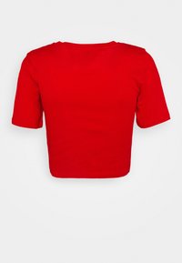 Camiseta roja corta con escote en V y mangas cortas. Hecha de una tela suave, presenta un diseño simple y sin adornos.