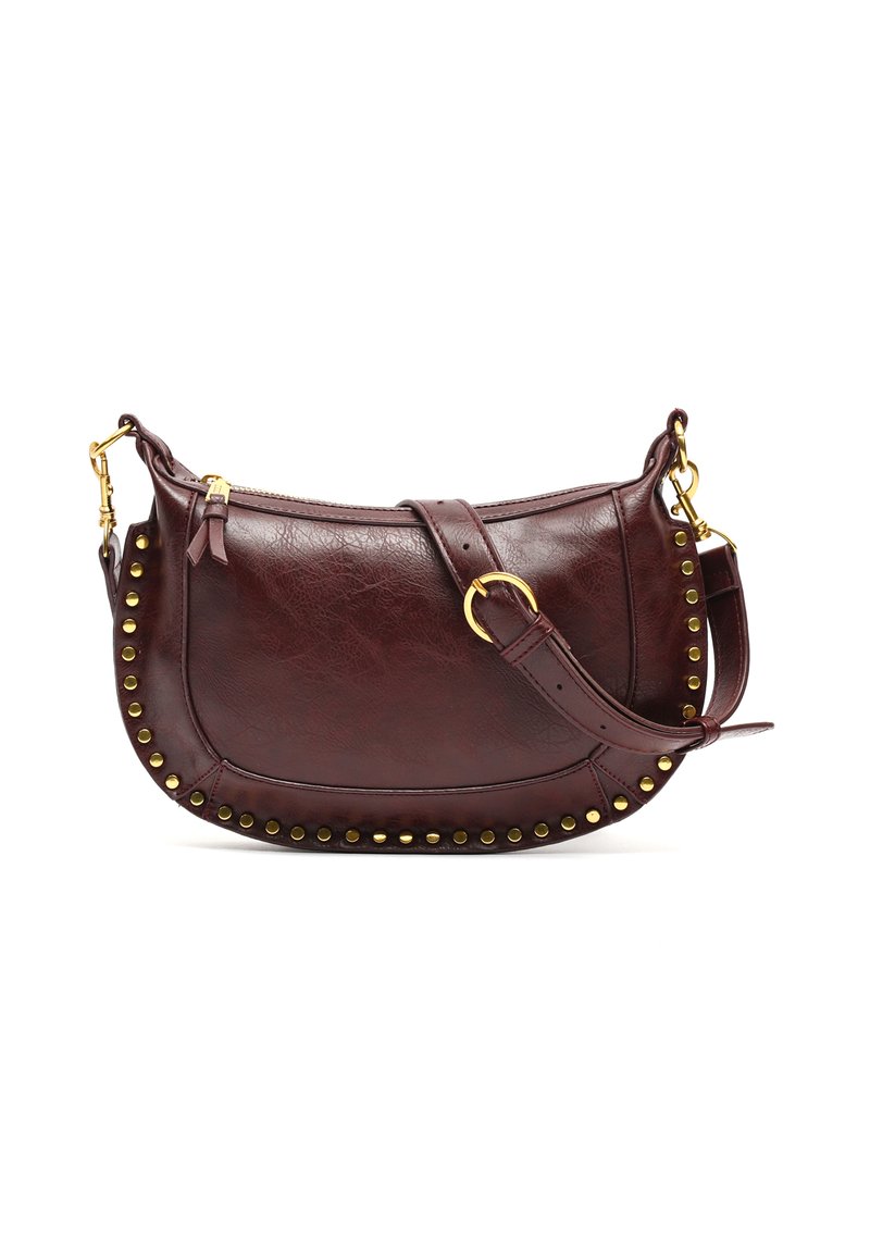 Borsa a spalla in pelle bordeaux con borchie dorate lungo il bordo, tracolla regolabile e chiusura con zip. Texture liscia e forma curva.