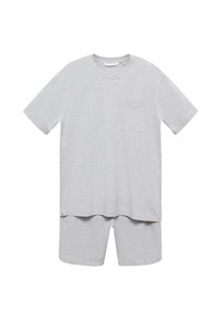 Grå kortærmet T-shirt med lomme, parret med matchende grå shorts. Begge er lavet af blødt stof og har en afslappet pasform.