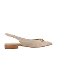 Zapato plano slingback de ante beige con puntera afilada, pequeño tacón de madera y un detalle dorado en la parte delantera. Textura suave.