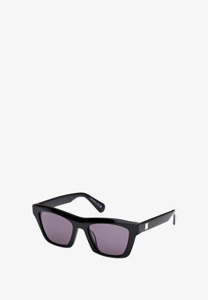 Gafas de sol rectangulares negras con lentes oscuros y montura gruesa, con una pequeña placa de logo dorada en una de las patillas.