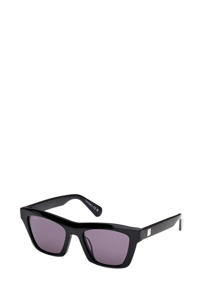 Černé obdélníkové sluneční brýle s tmavými skly a silnými obroučkami, na jednom spánku s malou zlatou logovou destičkou.