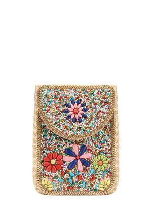 Pequeña bolsa rectangular tejida decorada con cuentas multicolores que forman cinco grandes patrones de flores en la solapa frontal y el cuerpo.