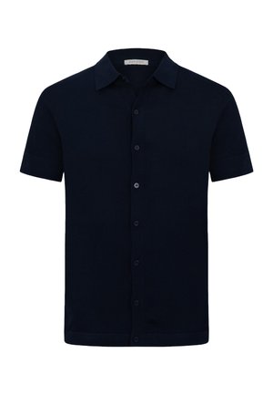 Czarna koszula z krótkim rękawem na guziki, z kołnierzykiem, z centralnym zapięciem na guziki z przodu oraz metką "Dan John" wewnątrz kołnierza.