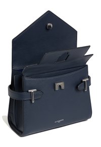 Marineblaue Lederhandtasche mit strukturiertem Design, ausgestattet mit einem Druckknopfverschluss, zwei vorderen Riemen und einem inneren Kartenfach. Silberne Hardwareakzente.