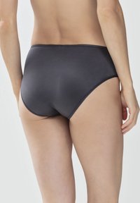 Culotte bikini nera a vita alta realizzata in tessuto elasticizzato e morbido, caratterizzata da un design pulito con una vestibilità confortevole e senza componenti metalliche visibili.