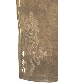 Braunes Wildlederkleidungsstück mit aufwendigen hellen Nähten, versehen mit einem dekorativen Blatt- und Hirschmuster sowie drei weißen Knopfakzenten an der Seite.