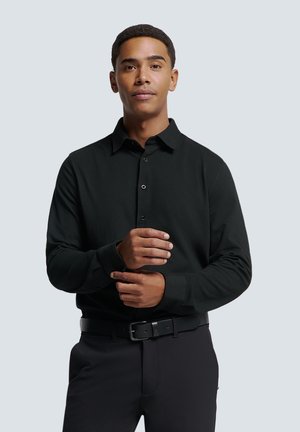 Zwart overhemd met lange mouwen en kraag, met een knoopsluiting aan de voorkant en een gladde textuur. Draag het met een zwarte broek en een riem.
