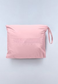 Ροζ μαξιλάρι με λεία υφή, με ραμμένο λογότυπο στο κέντρο και υφασμάτινη θηλιά για μεταφορά. Τετράγωνο σχήμα, μαλακό υλικό.