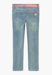 Svetle modré džíny z denimu s růžovým pasem, obsahující dvě zadní kapsy a kulatý detail loga. Přímý střih, minimální opotřebení.