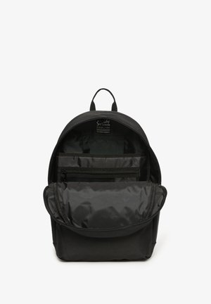 Czarny plecak wykonany z wytrzymałej tkaniny, charakteryzujący się zaokrąglonym kształtem, uchwytem u góry, zapięciem na zamek błyskawiczny oraz wewnętrzną siateczkową kieszenią do organizacji.