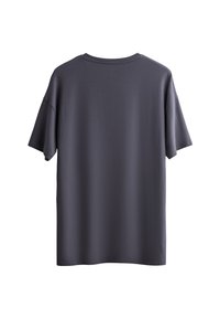 T-shirt grigio scuro a maniche corte con vestibilità rilassata, texture liscia, colletto rotondo e un piccolo logo dettagliato sul retro.