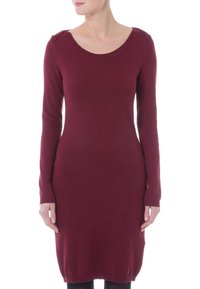 Abito a maglia color bordeaux con maniche lunghe, scollatura a girocollo e polsini a costine. Forma aderente con taglio dritto fino al ginocchio.